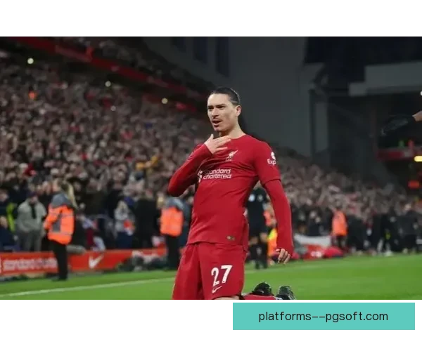 卡明斯基在卢顿球门前精准高接低挡力保球门不失